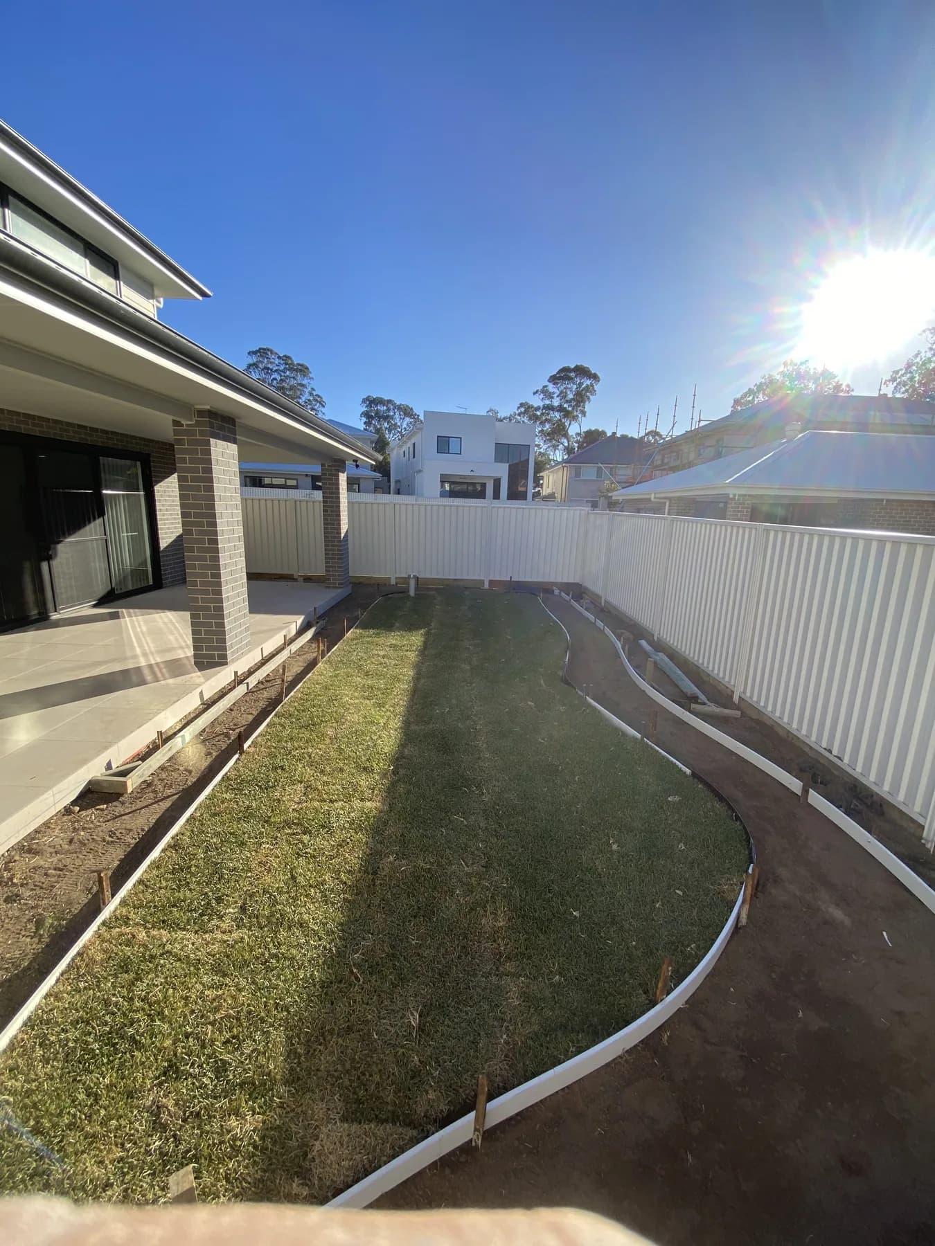 Formwork — Curve around the lawn set out by hand