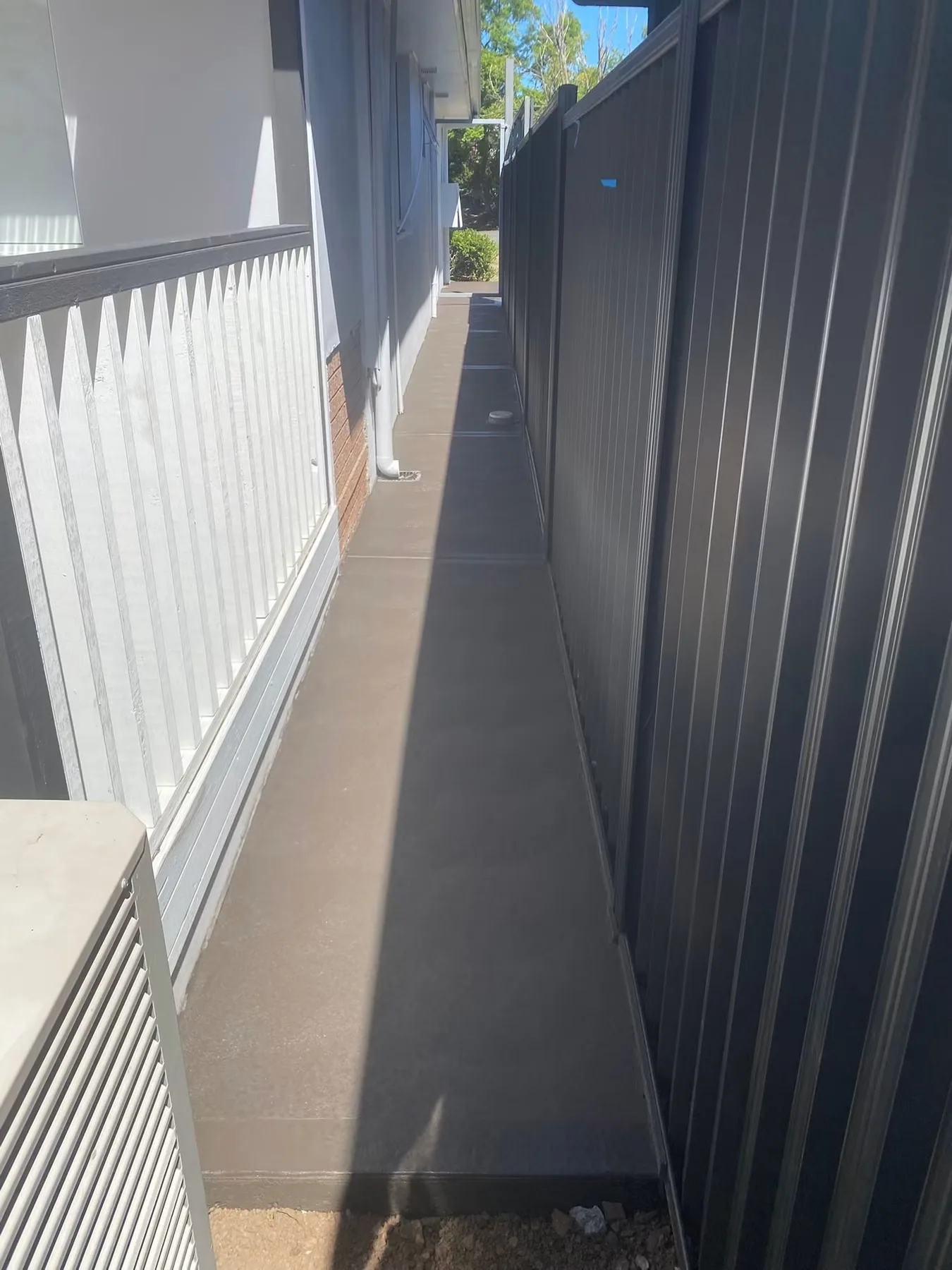 Narrow side access — Hand finished